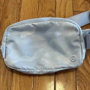 Lululemon Everywhere belt bag
White camo in 1L